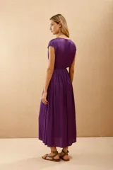 Vestido largo negro con escote en V y mangas cortas caídas.