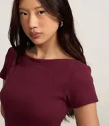 Blusa de rib color borgoña, con escote canoa y mangas cortas.