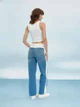 Musculosa corta de color gris con escote cuadrado y breteles anchos.