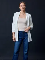 Blazer blanco en crepe, marca Dictionary. Cuello con solapa y abertura central. Delantera con bolsillos. Manga ¾ fruncida y forro interno.