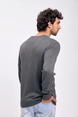 Sweater gris de tejido de punto con escote en V.