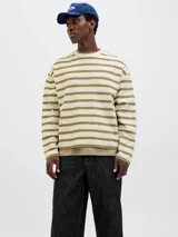 Buzo de manga larga color crudo con rayas horizontales color verde oliva, de corte oversize cropped y cuello redondo.