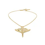 Collar dorado con dije de mantarraya.
