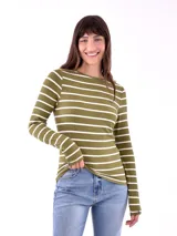 Remera de manga larga color verde militar con rayas horizontales blancas.