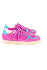 Championes de cuero vacuno color fucsia con detalles en celeste, de estilo deportivo vintage.