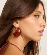 Aros colgantes con diseño bold y resina marmoleada color marrón.