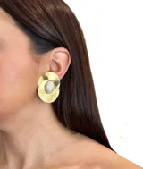 Aros colgantes de bronce enchapado en oro con forma circular y perla plástica en el centro.
