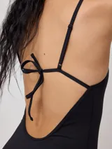 Malla entera negra con breteles finos.