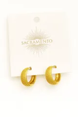 Par de aros tipo argolla dorados con textura labrada.