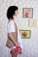 Remera blanca de algodón con cuello redondo y estampado de tres sillas de diseño.