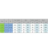 Conjunto de top halter y minifalda con lentejuelas verdes y detalles de volados de gasa.