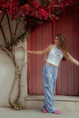 Musculosa blanca de algodón elastizado con bordado de rosas y logo de la marca Coppelia.