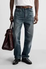 Pantalón de jean azul con efecto lavado, corte recto y largo al tobillo.