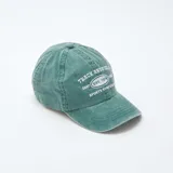 Gorra de gabardina color verde con visera curva y bordado frontal con la leyenda "Track Andfield East Est. 1978 Sports Symposium".