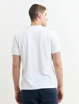 Remera manga corta con cuello mao y media botonadura, color azul.