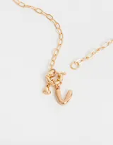 Collar corto dorado con cadena de eslabones, cierre de mosquetón, dije de corazón y dije de letra B.