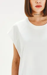 Remera blanca oversize de algodón con mangas cortas y cuello redondo.