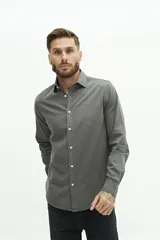 Camisa de manga larga color beige, de corte clásico y fit regular.