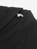 Blusa celeste con escote en V y cuello volcado, de manga corta y corte holgado.