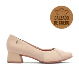 Zapato de cuero color beige con taco cuadrado y punta fina.