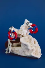 Aros colgantes de cristal de Murano color rojo con lunares azules y argolla plateada.