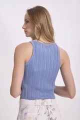 Blusa corta tejida de punto con lurex color celeste, de breteles anchos y corte ajustado.