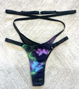 Pantie negro tipo tanga, confeccionado en microtul con detalles de cintas ajustables.