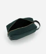Neceser rectangular mediano de terciopelo verde oscuro con textura acanalada, cierre de cremallera dorada y asa lateral de cuero sintético.