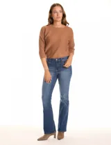 Jean recto marca Djeans, color azul, de tiro medio y pierna recta. Cuenta con pretina con pasadores, botón y cierre, y bolsillos delanteros y traseros.