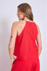 Blusa sin mangas color rojo, con cuello halter y corte holgado.