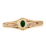 Prendedor de metal dorado con cristal verde central y detalles en strass, diseño vintage.