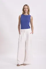 Musculosa corta de tejido de punto acanalado, color negro, con cuello redondo y sisas amplias.