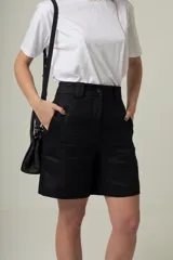 Bermuda color beige de tiro alto, con bolsillos laterales y trabillas para cinturón.