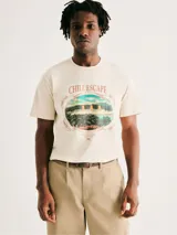 Camiseta azul marino de algodón con estampa rectangular de paisaje en el frente.