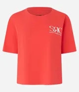 Remera cropped deportiva de microfibra color rojo, con cuello redondo, mangas cortas y lettering "SRC: Sport Running Club" estampado en el pecho.