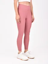 Calza larga de lycra color azul acero, tiro alto y calce ajustado.