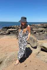 Mono largo de fibrana con estampado de cebra en blanco y negro, sin mangas y con escote en V.