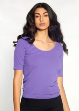 Remera de microfibra color lila, manga corta y escote redondo.
