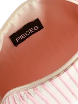 Neceser de poliéster color blanco con rayas verticales rosadas. Tiene cierre de cremallera y forma rectangular.