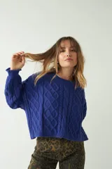 Sweater de punto color azul con diseño trenzado y textura en relieve, de fit amplio y cómodo, con hombros caídos y cuello redondo.