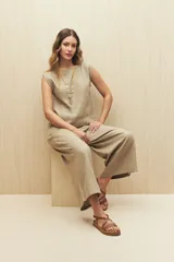 Pantalón capri celeste de tiro alto y corte ancho.