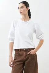 Remera blanca de algodón con mangas cortas abullonadas.