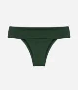 Bombacha de bikini verde oscuro, de microfibra texturizada, corte canesú largo con laterales anchos y logo metálico de la marca en la cintura.