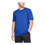 Remera celeste de Under Armour, corte clásico, mangas cortas y logo estampado en el pecho.