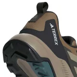 Championes de trekking Adidas Terrex Anylander color marrón con detalles en negro y logo Terrex en rojo.