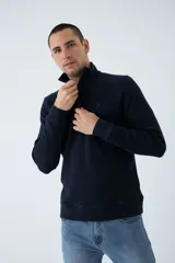 Buzo de hombre azul marino con medio cierre, cuello alto y logo estampado en el pecho. Corte regular y mangas largas.