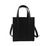 Cartera tipo tote bag color negro con doble asa corta, tira larga regulable y desmontable, cierre superior y aplique metálico con forma de labios. Incluye organizador interno.