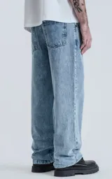 Pantalón de denim celeste con lavado clásico, corte wide leg y cinco bolsillos.