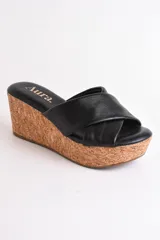 Sandalia dorada con plataforma de corcho, tiras cruzadas de cuero y plantilla acolchada.