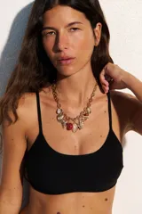 Top de bikini negro con breteles finos y textura acanalada.